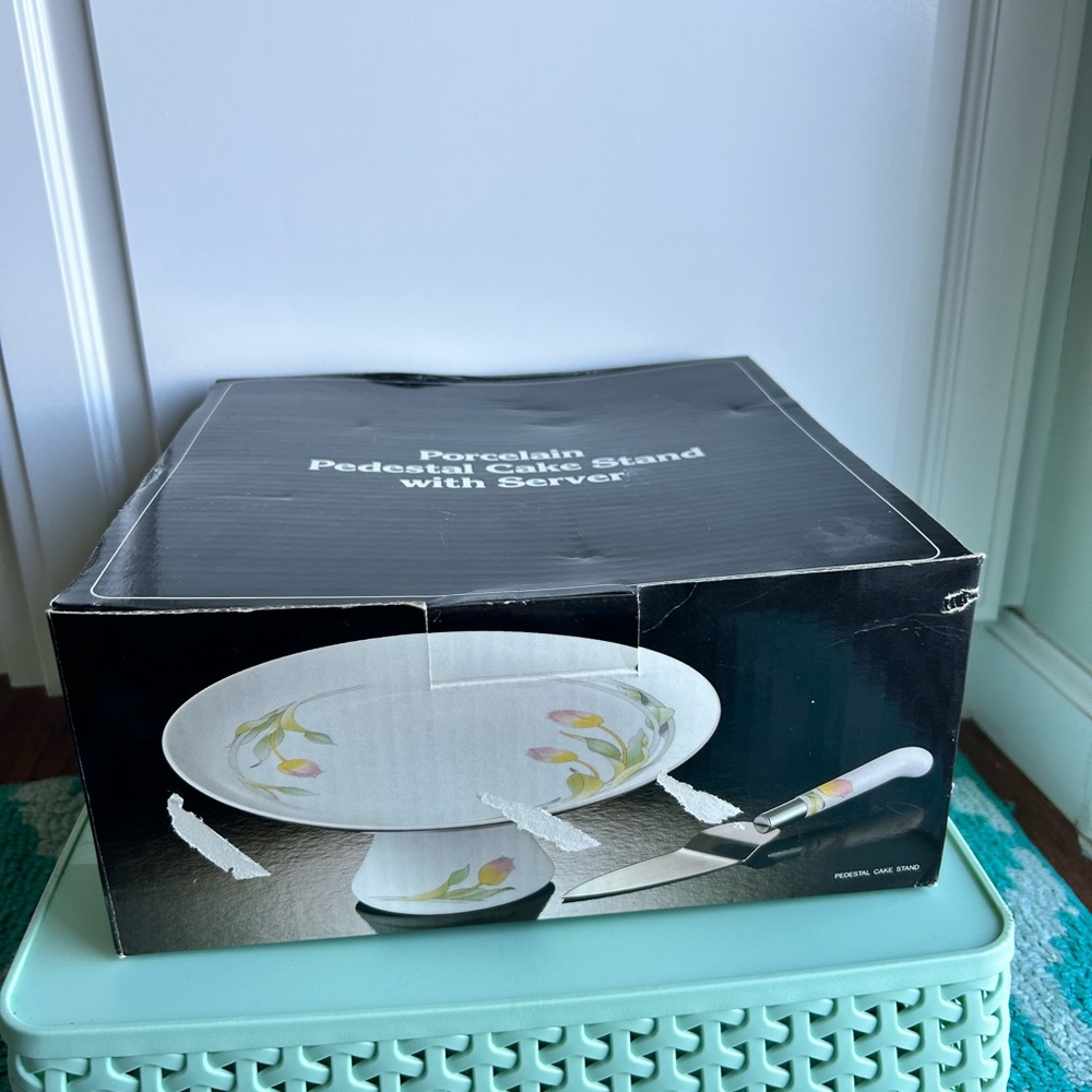 Porcelain
Pedestal Cake Stand with Server